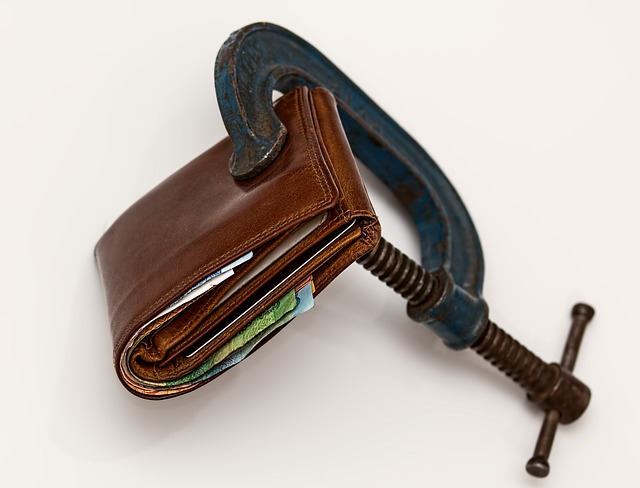 clamped-wallet